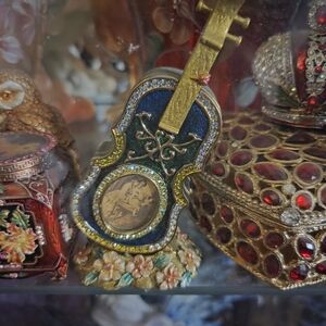 Elegant Blue and Gold Guitar Trinket